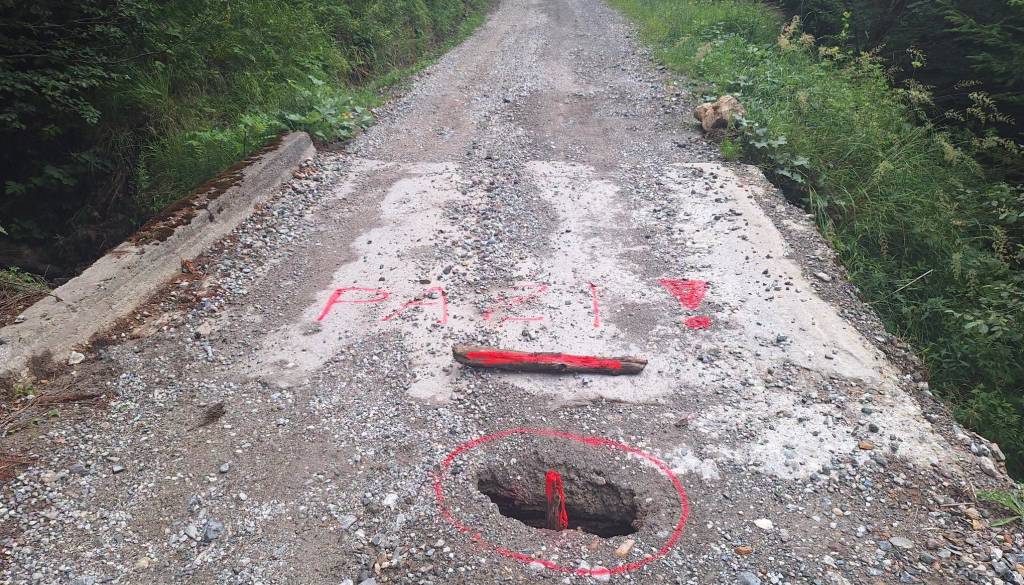 Poškodovan most zaprl cesto proti priljubljeni planini na Košuti