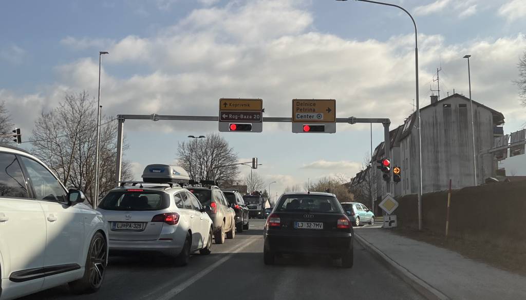 VIDEO: Kočevsko križišče, kjer navada hitro zavede. Bi se vi pravilno razvrstili?