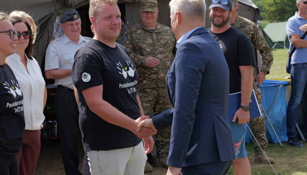 FOTO in VIDEO: Na Kobilju pridni brigadirji delajo od jutra do večera, obiskal jih je tudi obrambni minister