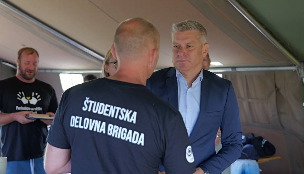FOTO in VIDEO: Minister obiskal študentsko brigado: »Pomagati nekomu je nekaj najlepšega«