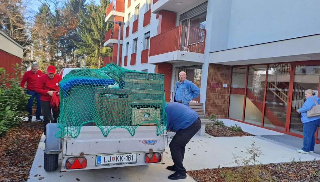 Denar, hrana, pohištvo … Poglejte, kakšno pomoč najbolj potrebujejo prebivalci novomeškega naselja