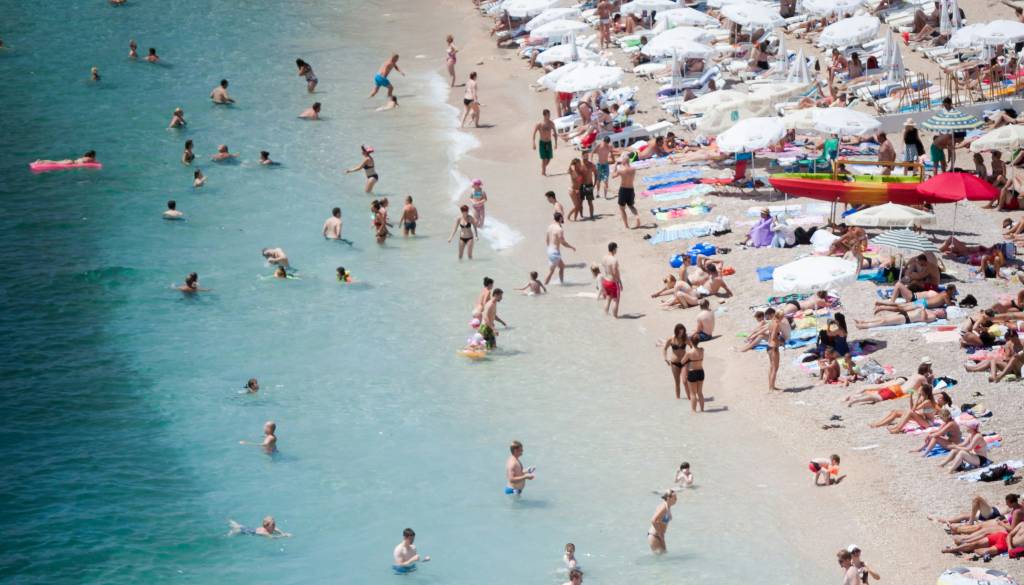 Na priljubljenih plažah na Hrvaškem zaznali bakterijo, uvedli vsakodnevni nadzor