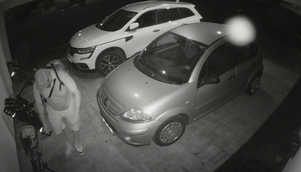 Tat si je drznil na domače dvorišče: v Stražišču ukradel kolo, posnela ga je kamera