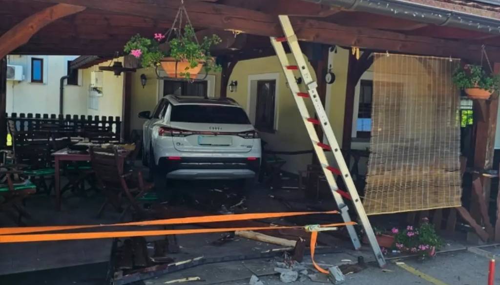 FOTO: Voznica s parkirišča zapeljala naravnost na teraso, ena oseba hudo poškodovana