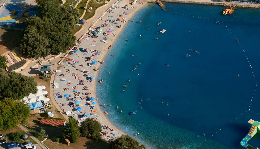 Krvava noč v Medulinu, štirje moški napadli Slovenca