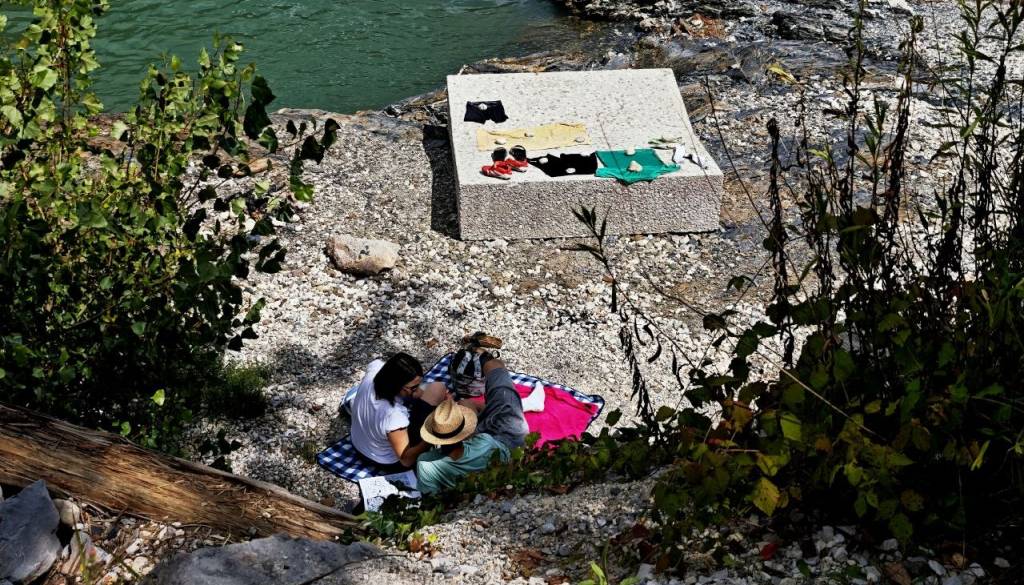 FOTO in VIDEO: Kaj se dogaja z ljubljansko plažo? Namesto brisač po tleh kondomi