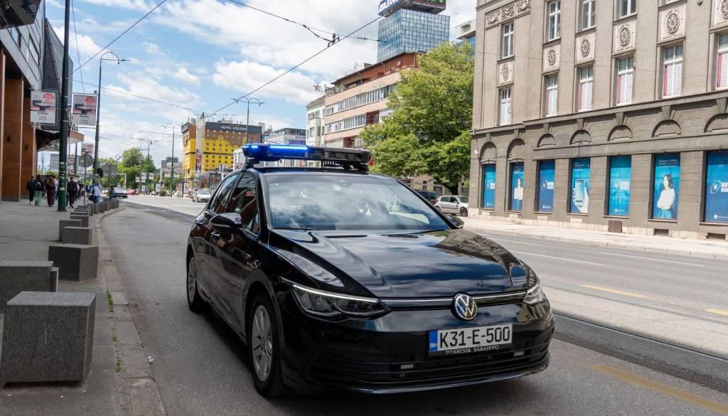 Z avtom v BiH? Letos vas lahko prometni prekršek stane tudi več kot 2.500 evrov