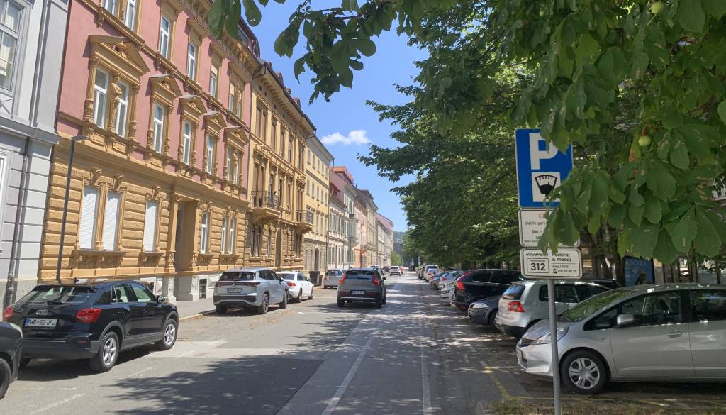 Na Gregorčičevi vre zaradi napovedane prenove, stanovalci se že zdaj tudi pol ure vozijo v krogu in iščejo parkirna mesta
