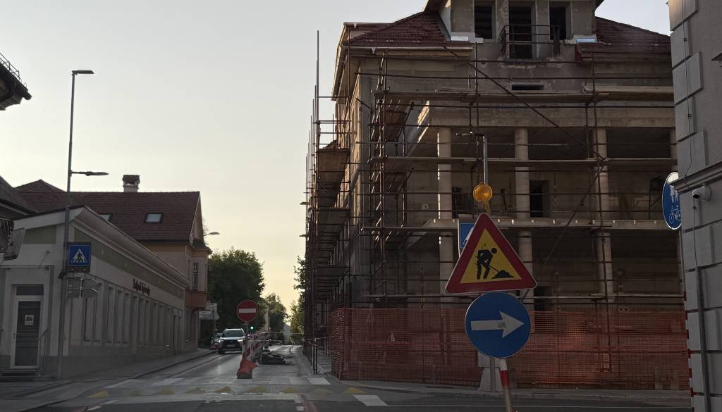 Stara kočevska knjižnica ne bo prenovljena do roka, kje se je zapletlo?