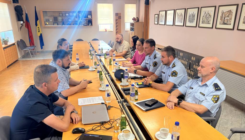 Po odmevnih dogodkih v Dupleku: Več patrulj in jasen poziv župana, »Pravice ne jemljite v svoje roke«