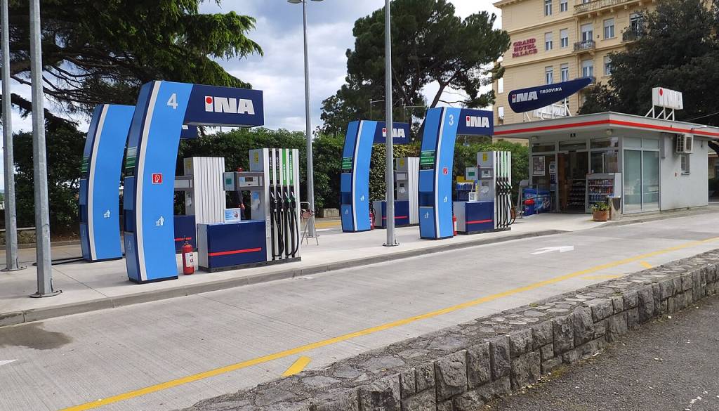 Cene goriva pri sosedih: Hrvaška je trenutno najugodnejša, toliko prihranite pri polnem tanku