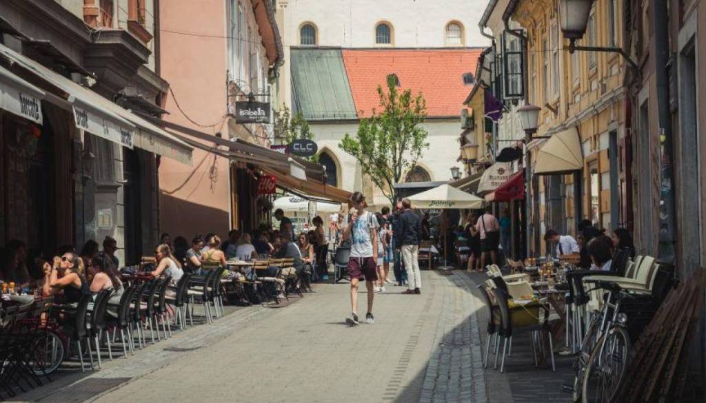 V Mariboru študentom za eno uro dela ponujajo tudi več kot 20 evrov, kakšni so pogoji?
