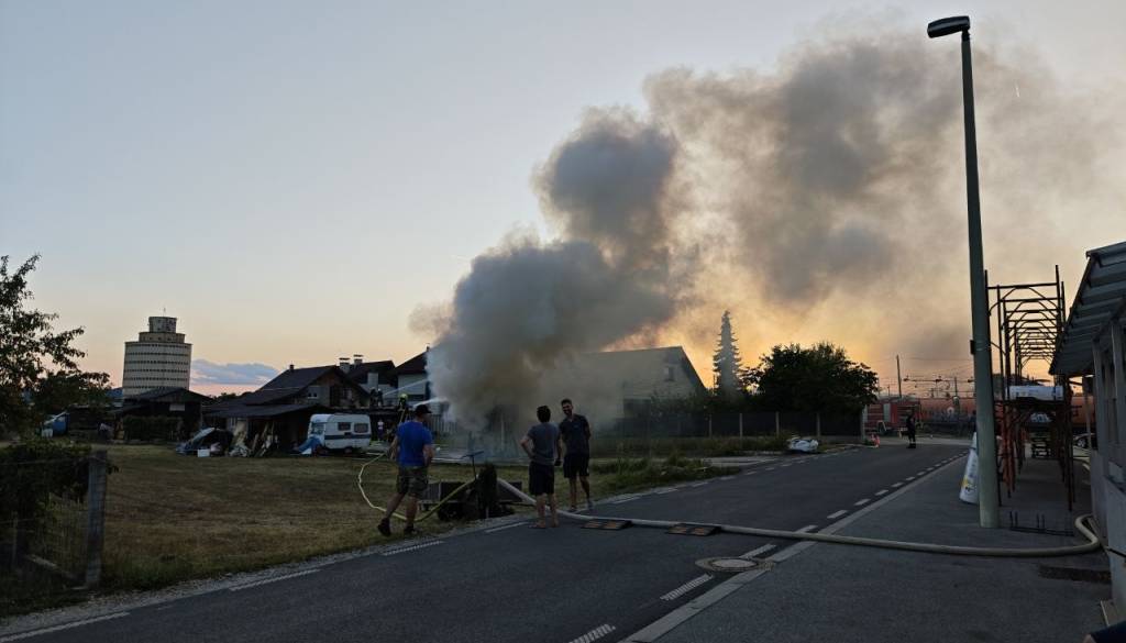 FOTO in VIDEO: V Zalogu izbruhnil požar, na kraj že posredujejo gasilci