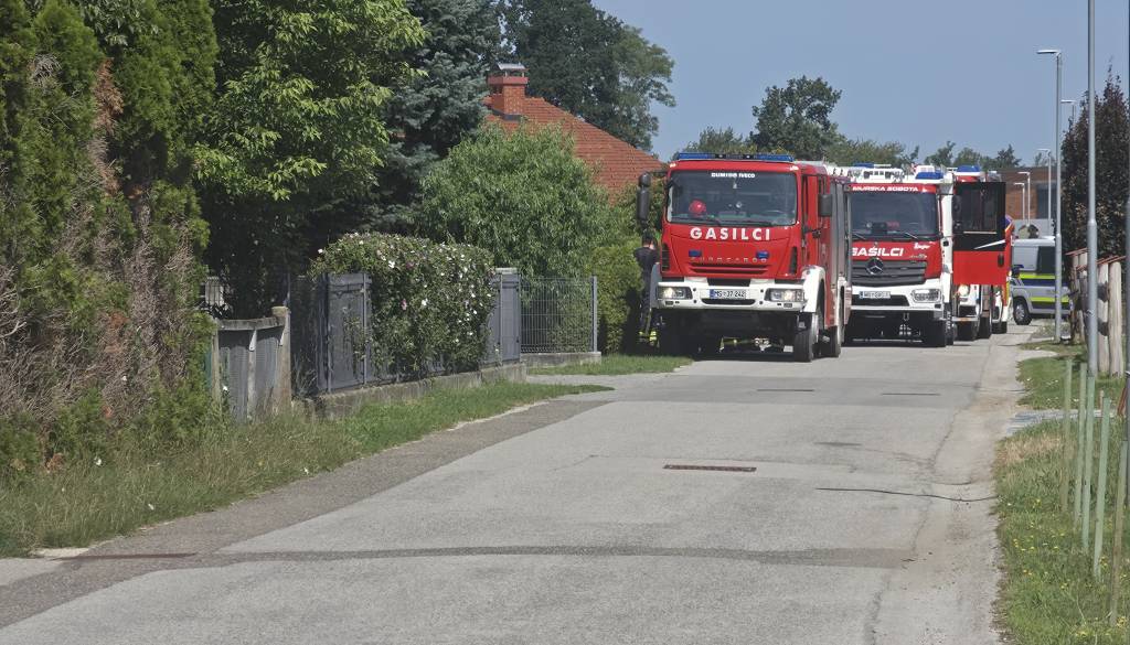FOTO in VIDEO: Požar v Rakičanu, na terenu gasilci, reševalci in policija