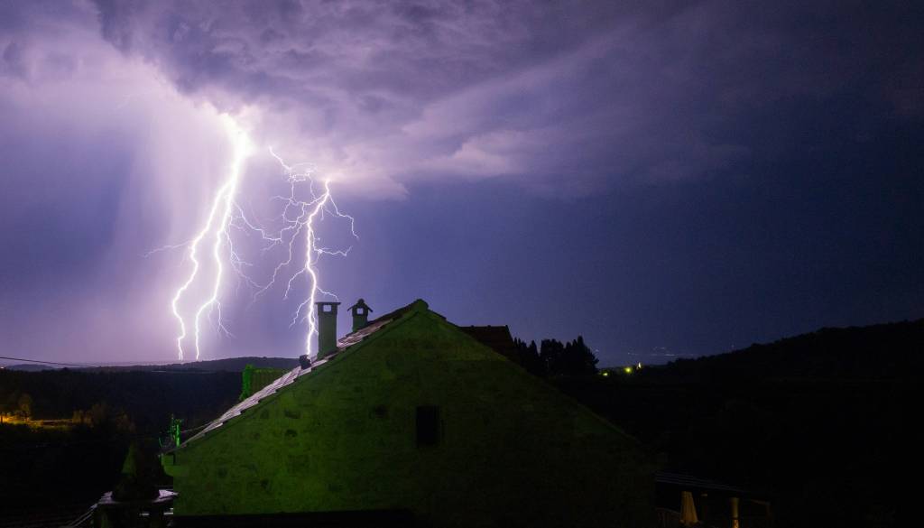 Pozor, dopustniki na Hrvaškem: Prihajajo neurja, toča in močan veter, tu bo najhuje