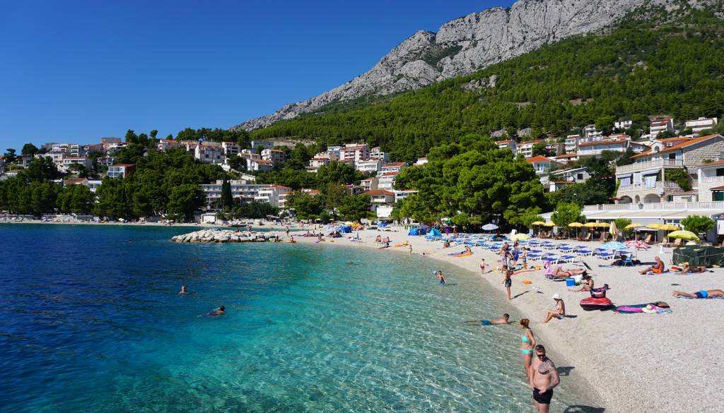 VIDEO: Dopust iz nočne more? Prizori z ene najbolj obiskanih plaž razburili turiste: »Tja ne bi šel niti zastonj«