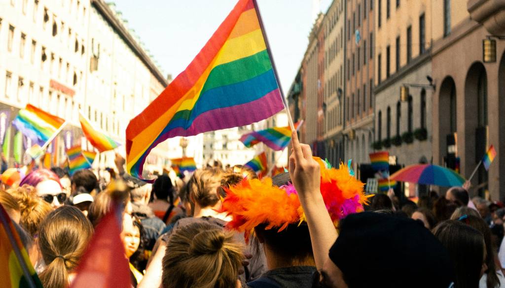 Berlin pretresel napad z avtomobilom: Ena oseba umrla, osumljenec na begu