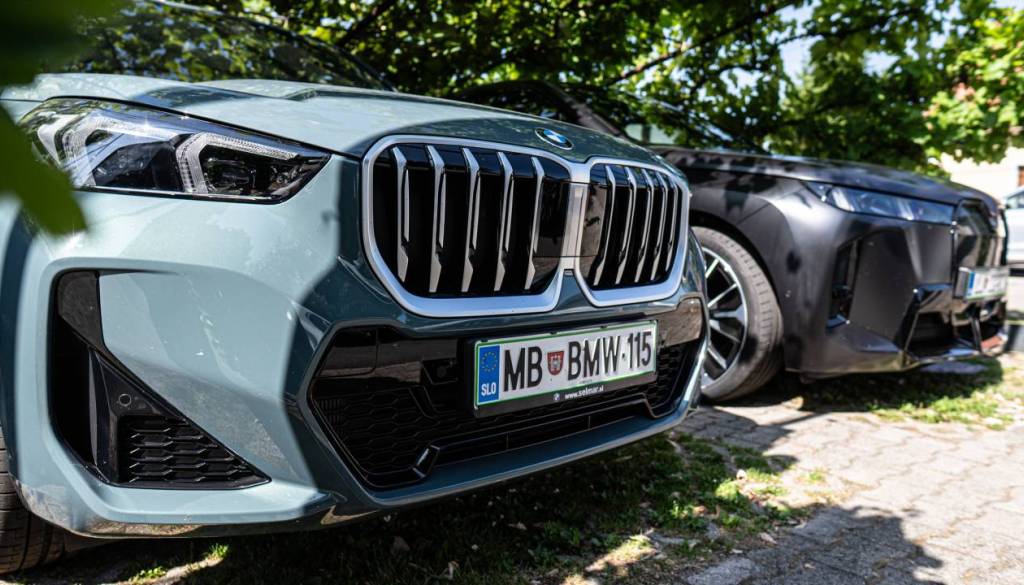 S tremi promili in brez izpita divjal z BMW-jem, končalo se je s prometno nesrečo