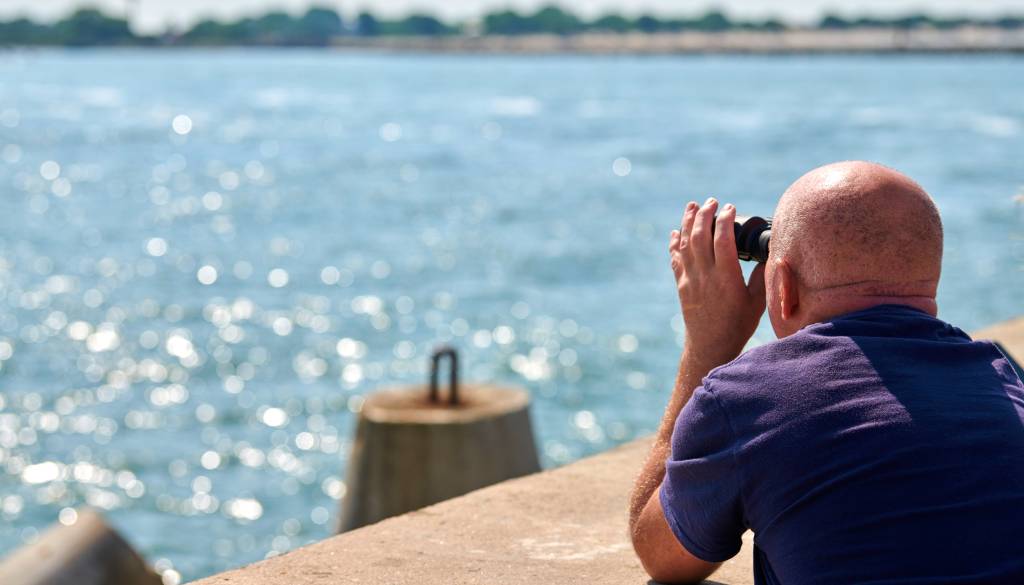 Alarm na plaži, moški naj bi skrivaj fotografiral gole otroke