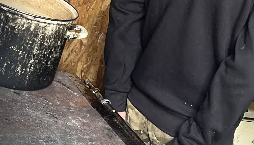 Drama v romskem naselju: Pijan pred otroki udaril partnerko in razbijal pohištvo, nato grozil še policistom