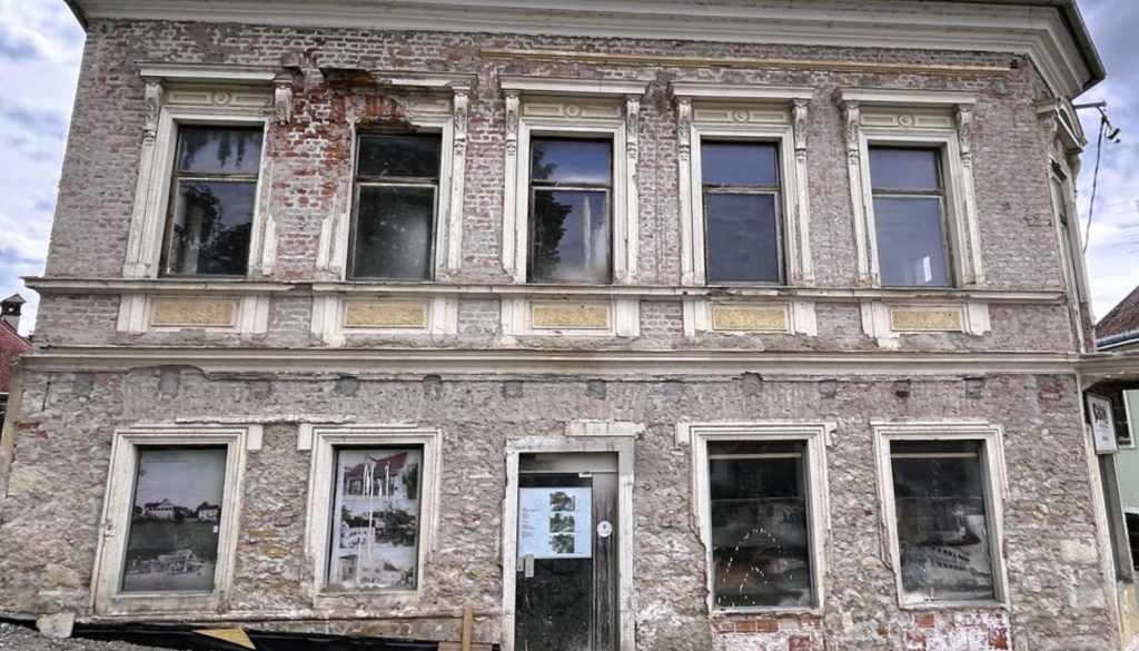 Prepoznate to stavbo? Zdaj dobiva novo življenje, v njej tudi hostel in kavarna