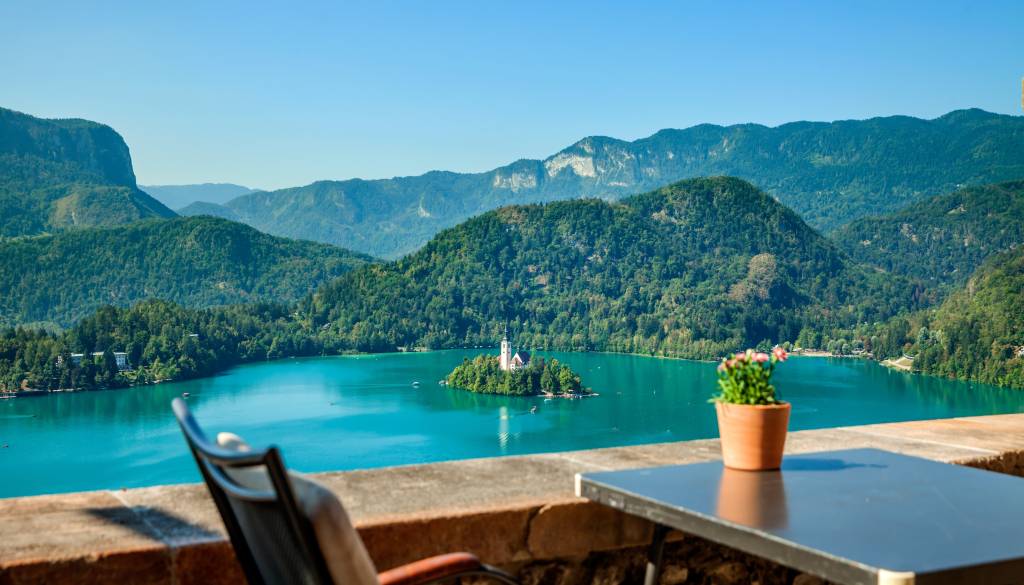 Alpsko poletje osvaja Slovenijo, turisti množično izbirajo gore namesto morja