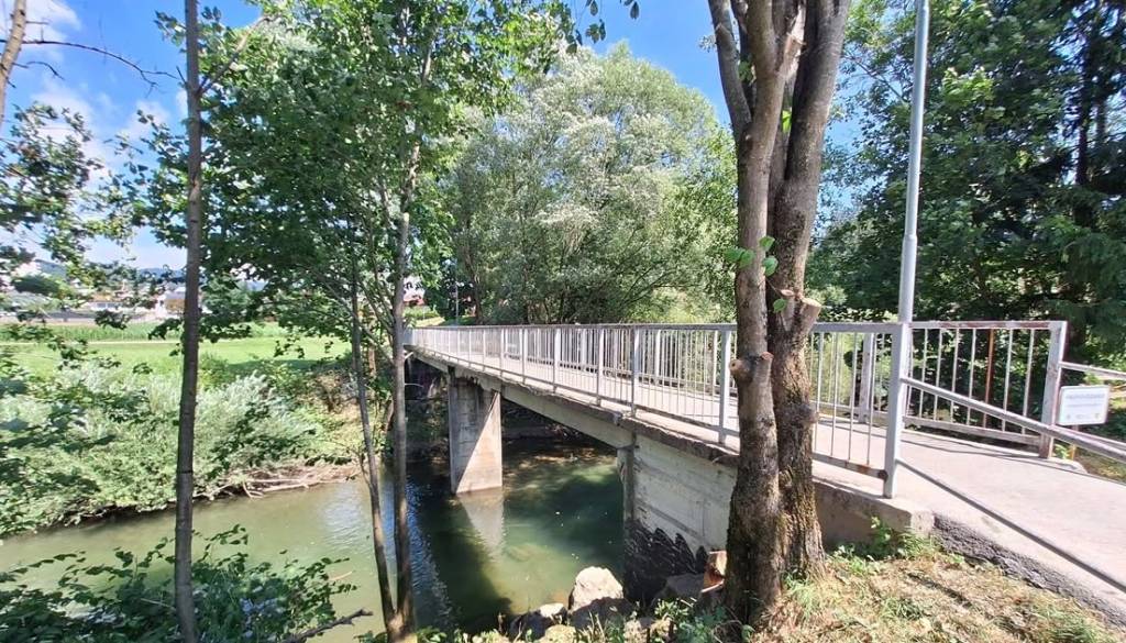 Pri mostu Sipica odstranili naplavine in izboljšali pretočnost Selške Sore