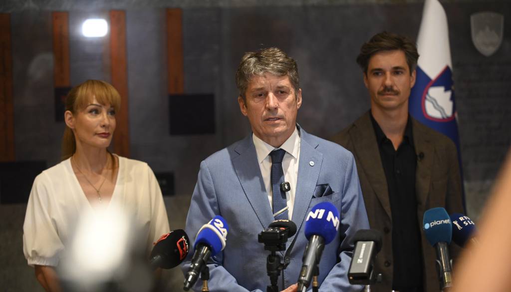FOTO: Opozicija udarila po Stevanoviću, Sajovic sporoča: »Z ustavo se ni za igrati«