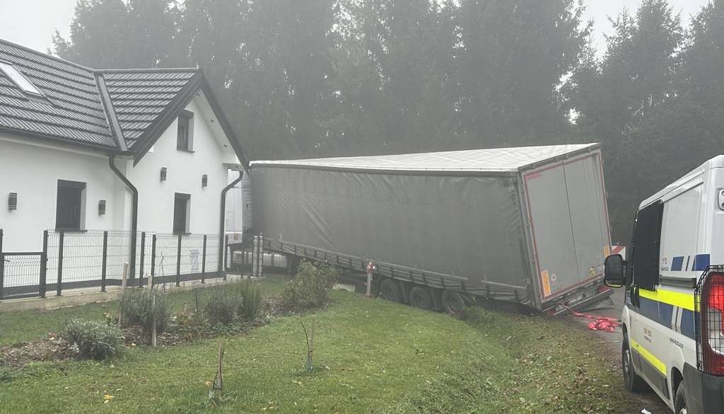 Na območju Kranja s tovornjakom trčil v pešca in ga stisnil v kovinski steber
