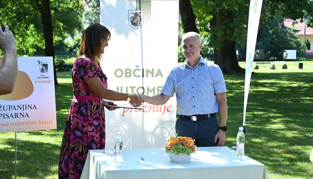 FOTO: Za več kot dva milijona evrov bodo prenovili ceste in vodovod