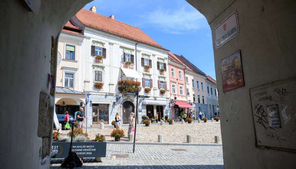 Meteorologi zaostrili napoved: Slovenijo čaka vročina do 39 stopinj, izdali so najvišje rdeče opozorilo