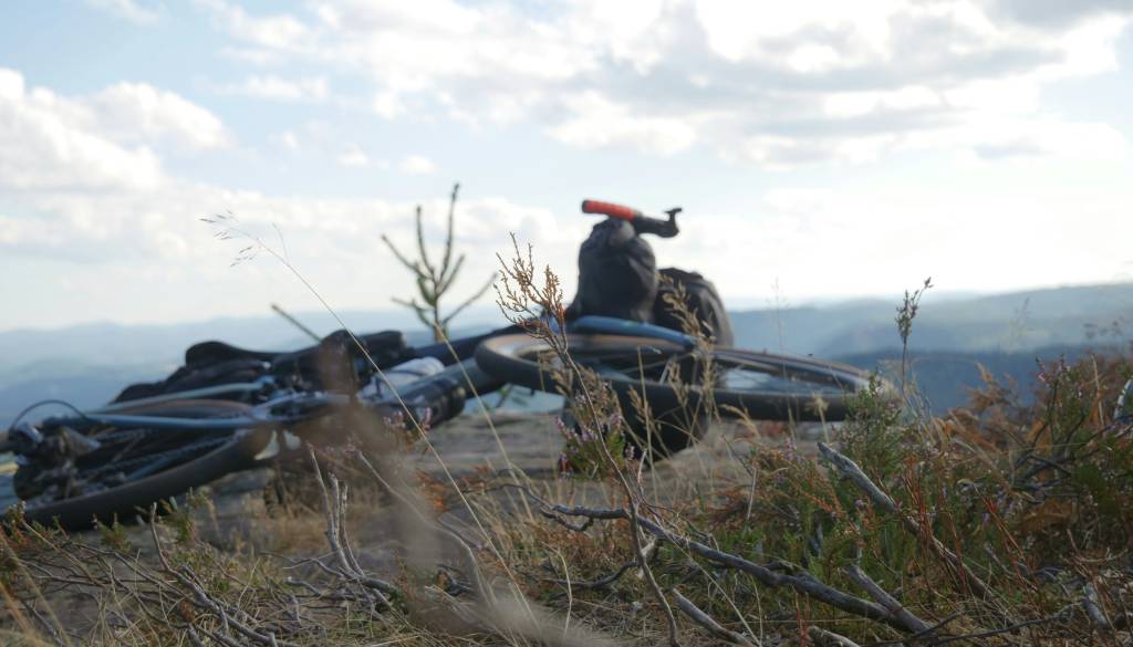 Prekratka varnostna razdalja usodna za tri kolesarje