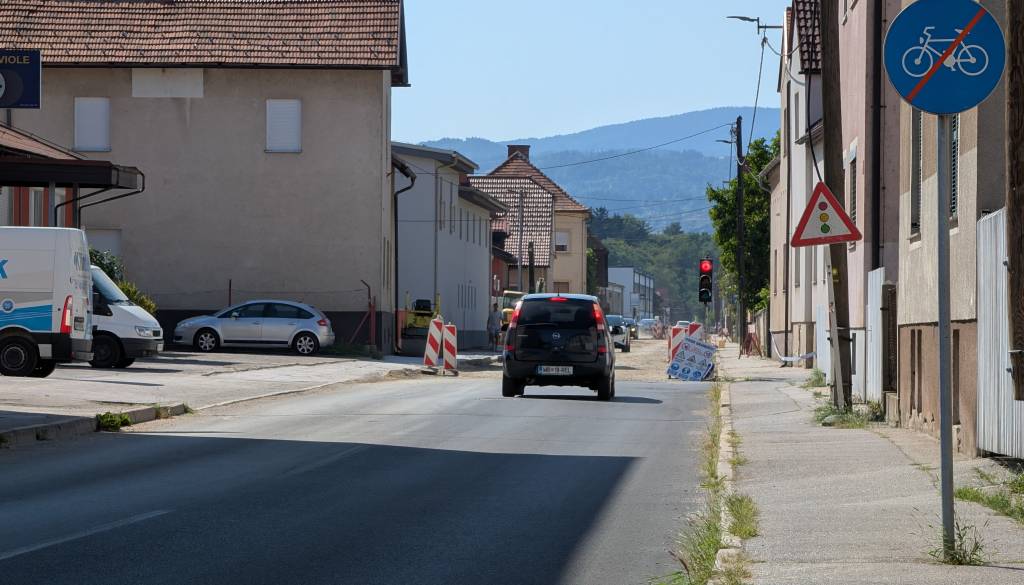 Kaj pesti Studence? Stanovanja rastejo kot gobe po dežju, okoli njih pa razrite ceste