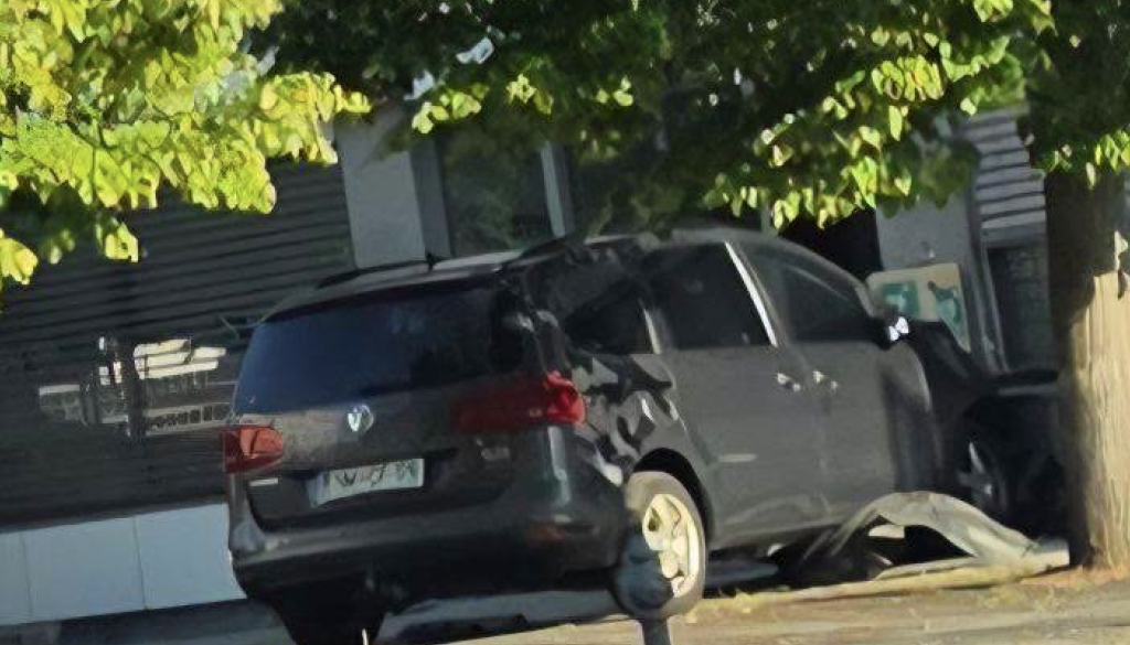 Z avtomobilom trčila v Zavarovalnico Sava, v ozadju naj bi bile zdravstvene težave