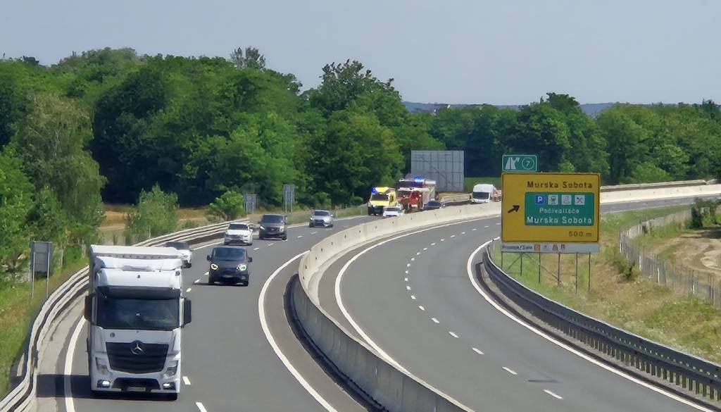 Voznica v bližini Murske Sobote trčila v betonsko ograjo in se poškodovala