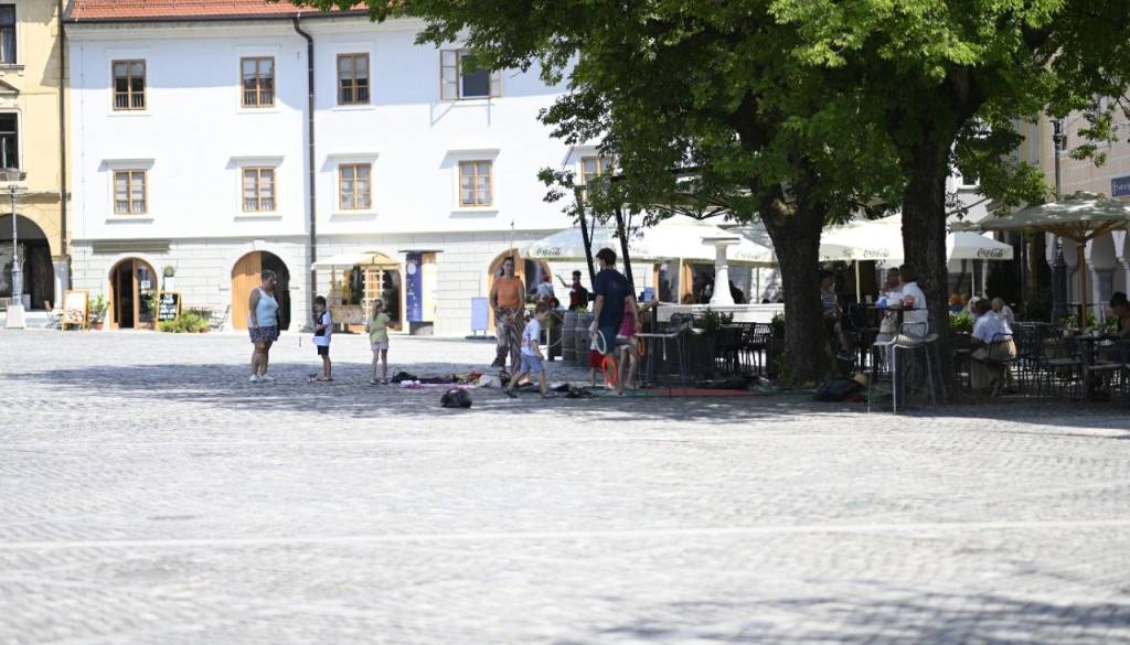 FOTO: Rudi Potepuški preplavil Glavni trg, otroci kljub vročini uživali v cirkuških norčijah
