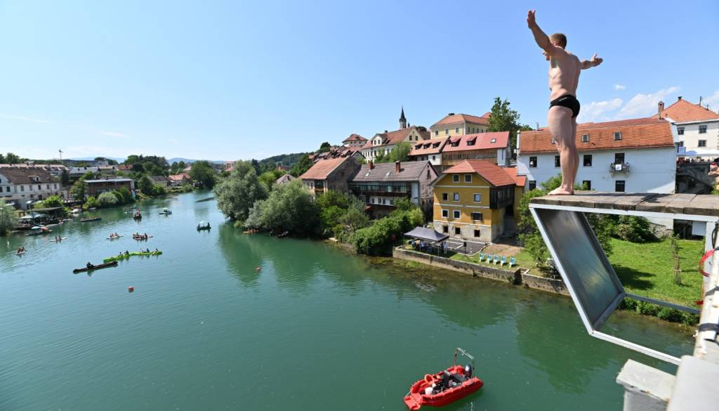 Tradicionalne novomeške Skoke v vodo lahko prepreči le nizek vodostaj Krke