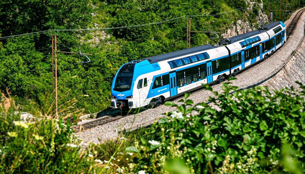 Zaradi vročine upočasnili vlake. Preverite, na katerih progah iz Ljubljane je pričakovati zamude