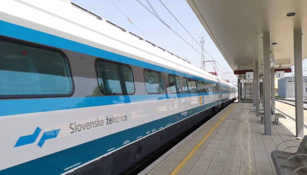 Zaradi vročine upočasnili vlake. Preverite, na katerih progah iz Ljubljane je pričakovati zamude