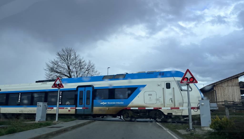 Zaradi vročine upočasnili vlake, tudi na Dolenjskem! Preverite, na katerih progah je pričakovati zamude