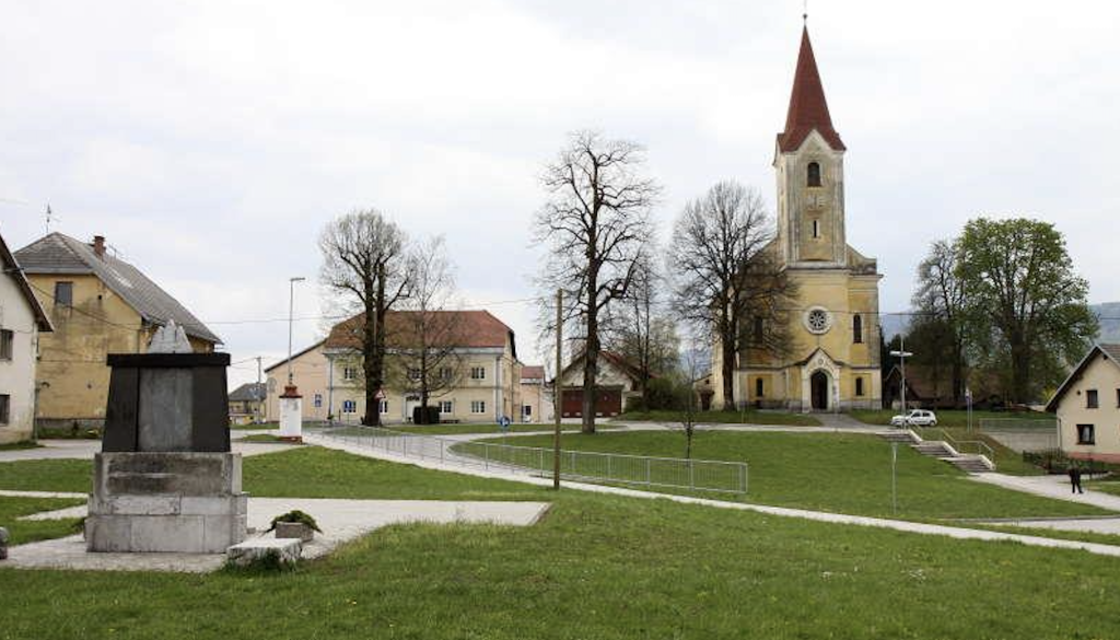 V Kočevju hudo padel kolesar, njegovo življenje je ogroženo
