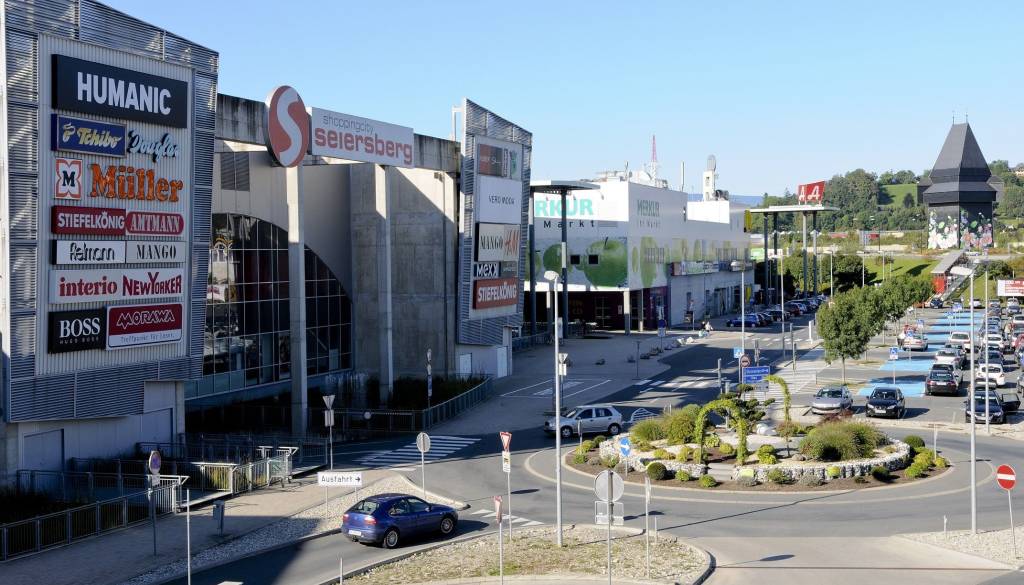 Na parkirišču v Seiersbergu prijeli Slovenko, z motilcem signala naj bi odpirala avtomobile