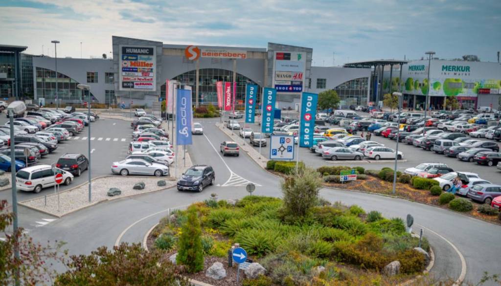 Šok na parkirišču priljubljene nakupovalne točke Mariborčanov, s posebno napravo odpirala avtomobile in kradla denar