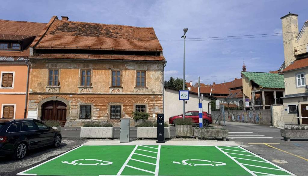 FOTO: Ptuj razširil mrežo polnilnic: Na 11 lokacijah je zdaj na voljo 20 polnilnih mest