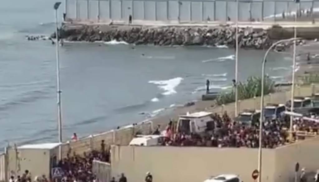 VIDEO: Poglejte množico, ki je preplavila špansko mejo, vstopilo je 60 tisoč migrantov