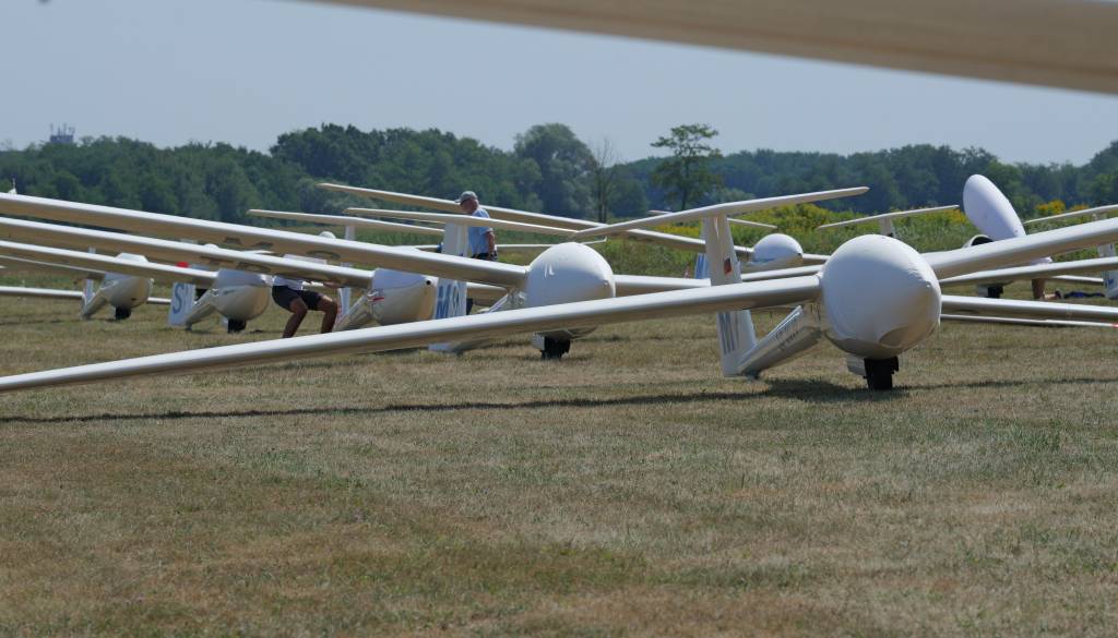 FOTO in VIDEO: Nad Pomurjem znova živahno, jadralni piloti se borijo za državne naslove
