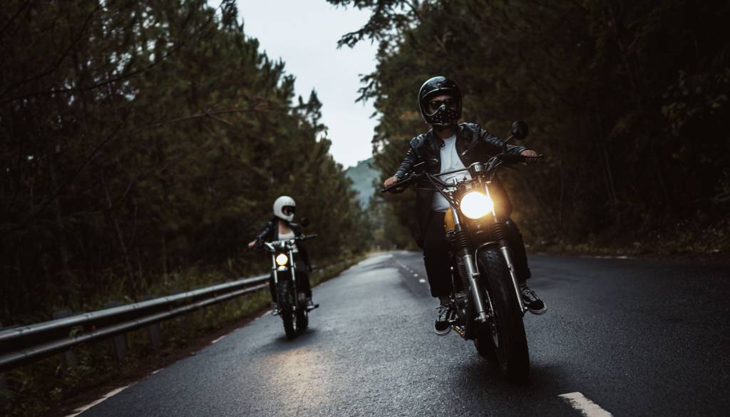 Motorist v dve drevesi, drugi pa brez čelade v avtomobil