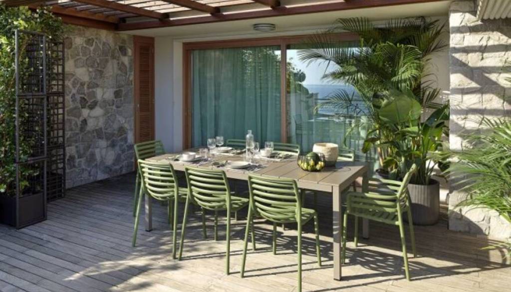 Moderne vrtne mize 2026: kako izbrati popolno mizo za vrt, teraso ali balkon?