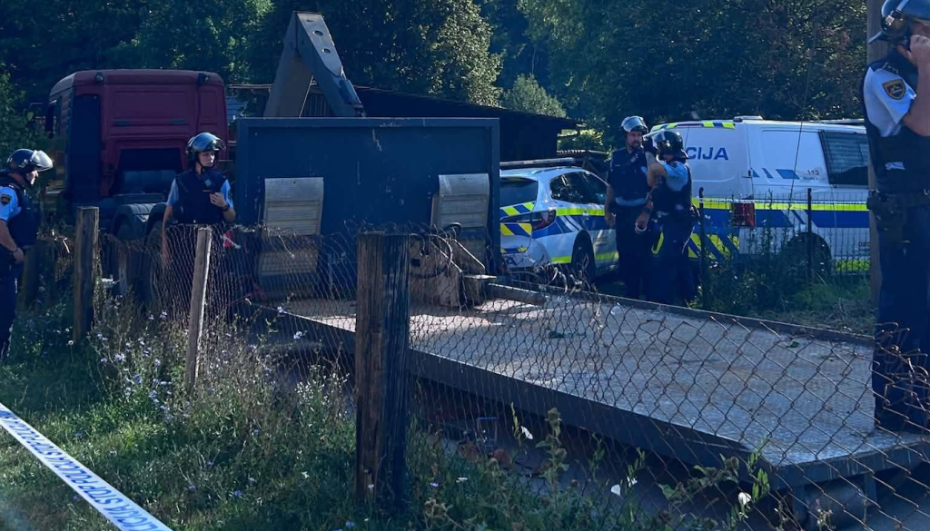 FOTO: Kaj se dogaja v romskem naselju? Na terenu številni policisti, nad območjem helikopter