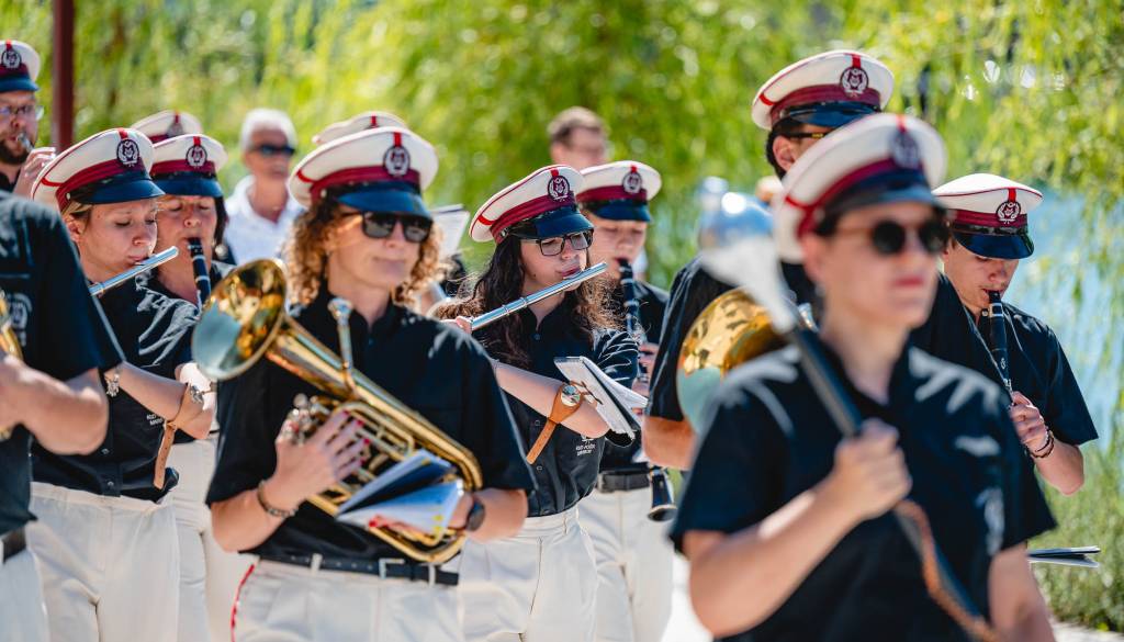 Pihalni orkester Pošta Maribor z zaključno povorko sklenil festivalsko dogajanje na Lentu